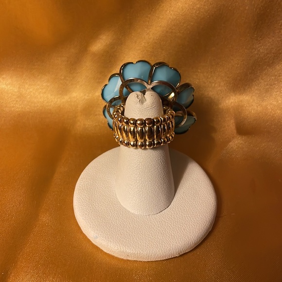 Adjustable turquoise look flower elastic ring w/gold back. Rhinestone in middle - Picture 5 of 9